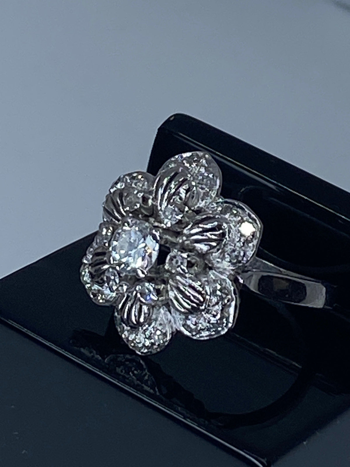 18-karat gold “Six-petal daisy” ring set with diamonds
