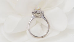 Bague marguerite en or blanc, opale et diamants