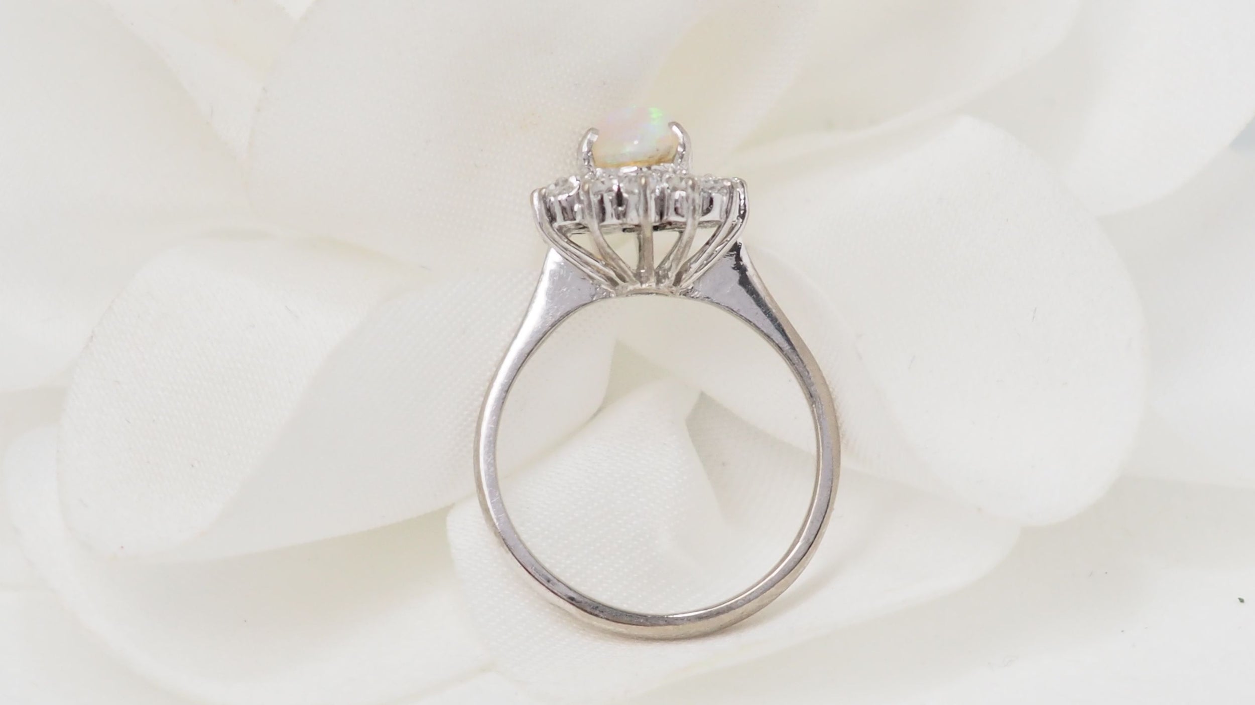 Bague marguerite en or blanc, opale et diamants