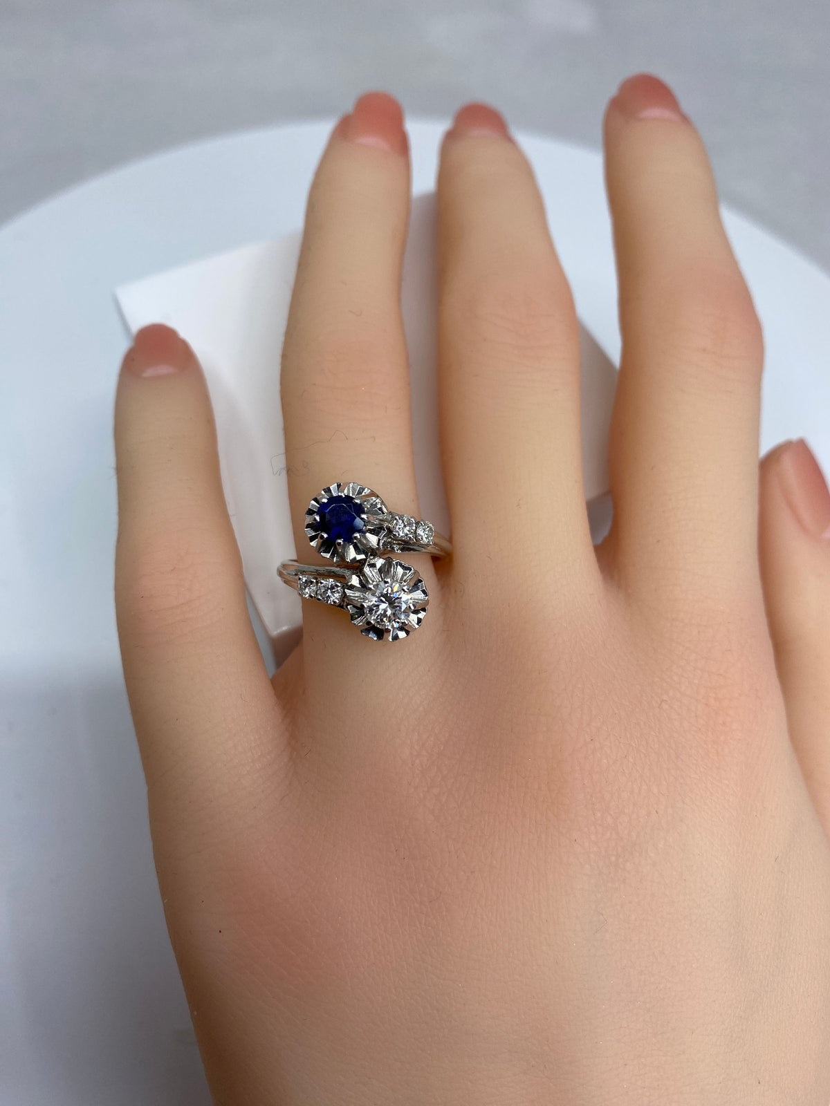 Ring in 18 carat gold, you and me in diamonds and Sapphire