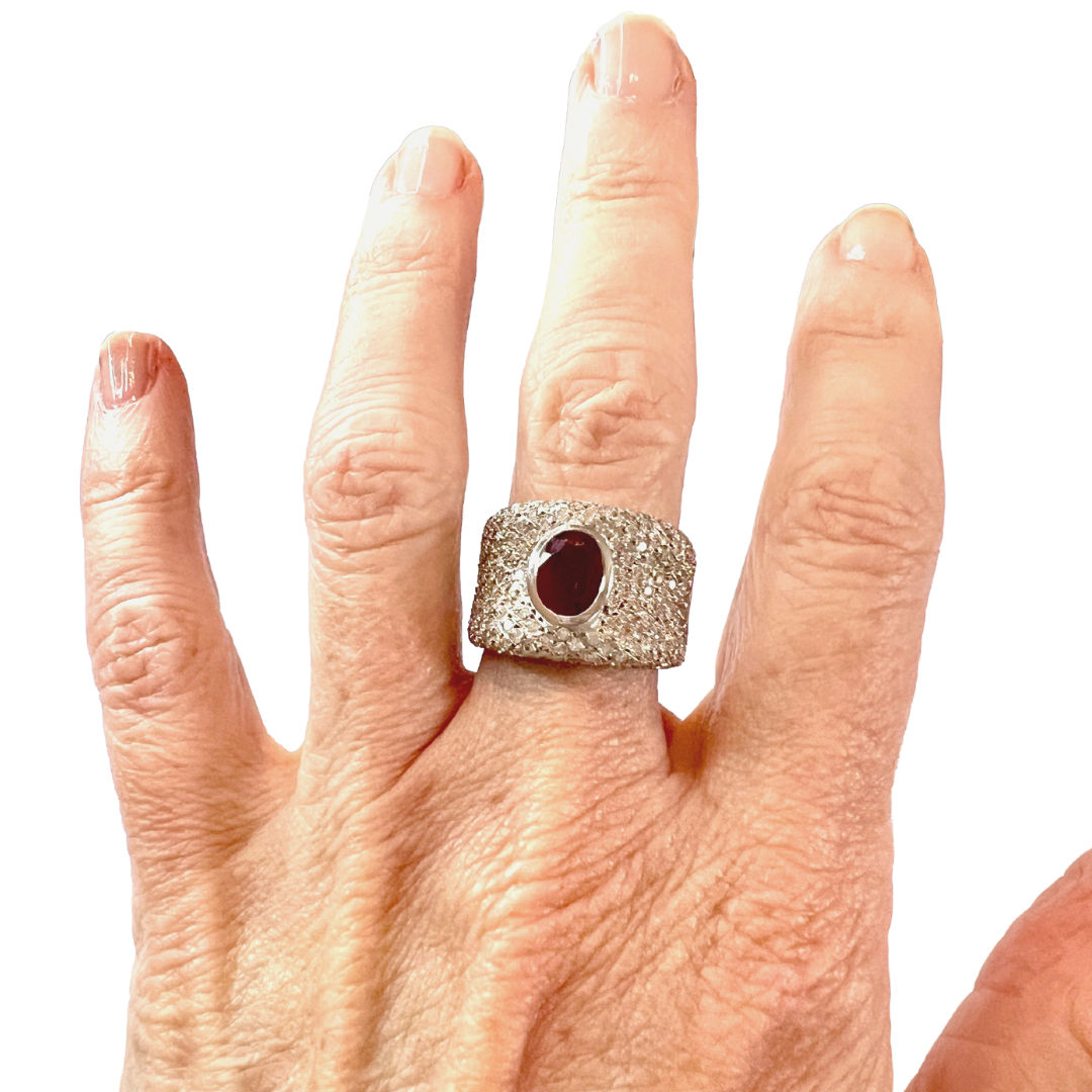 Bague en or blanc, rubis et diamants