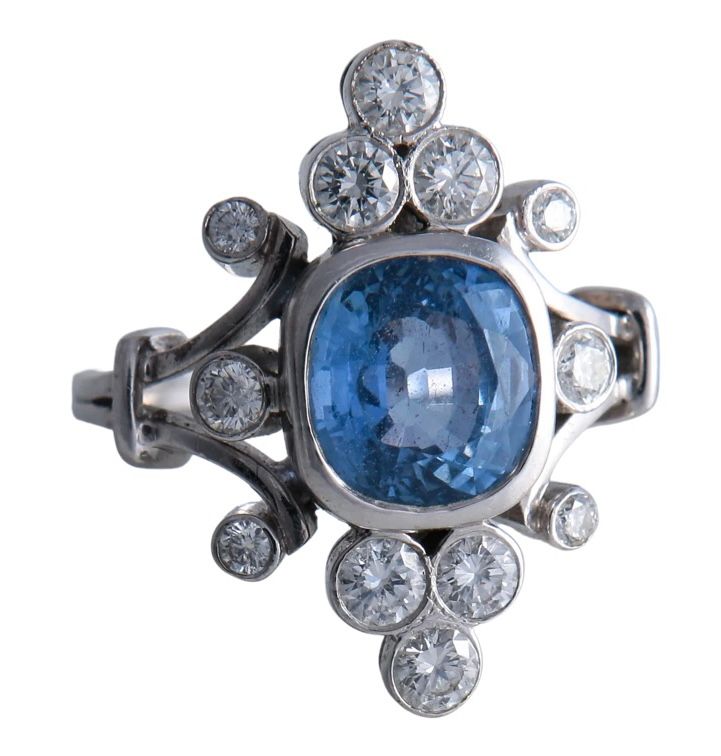 Bague marquise en or blanc, saphir de ceylan et diamants