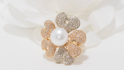 Flower ring in 3-tone gold with diamonds and cultured pearl 