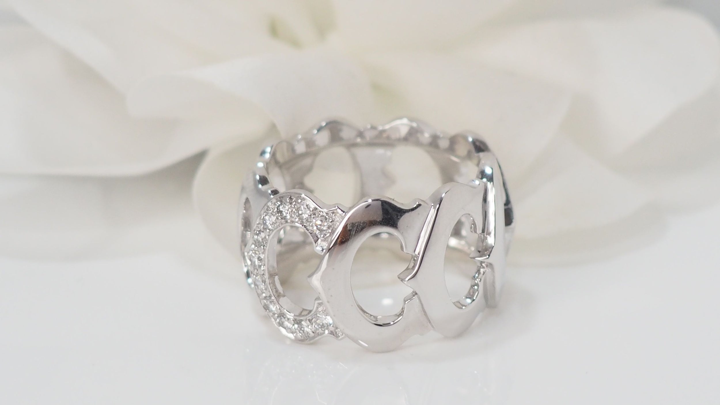 C Cartier collection ring in white gold and diamonds 