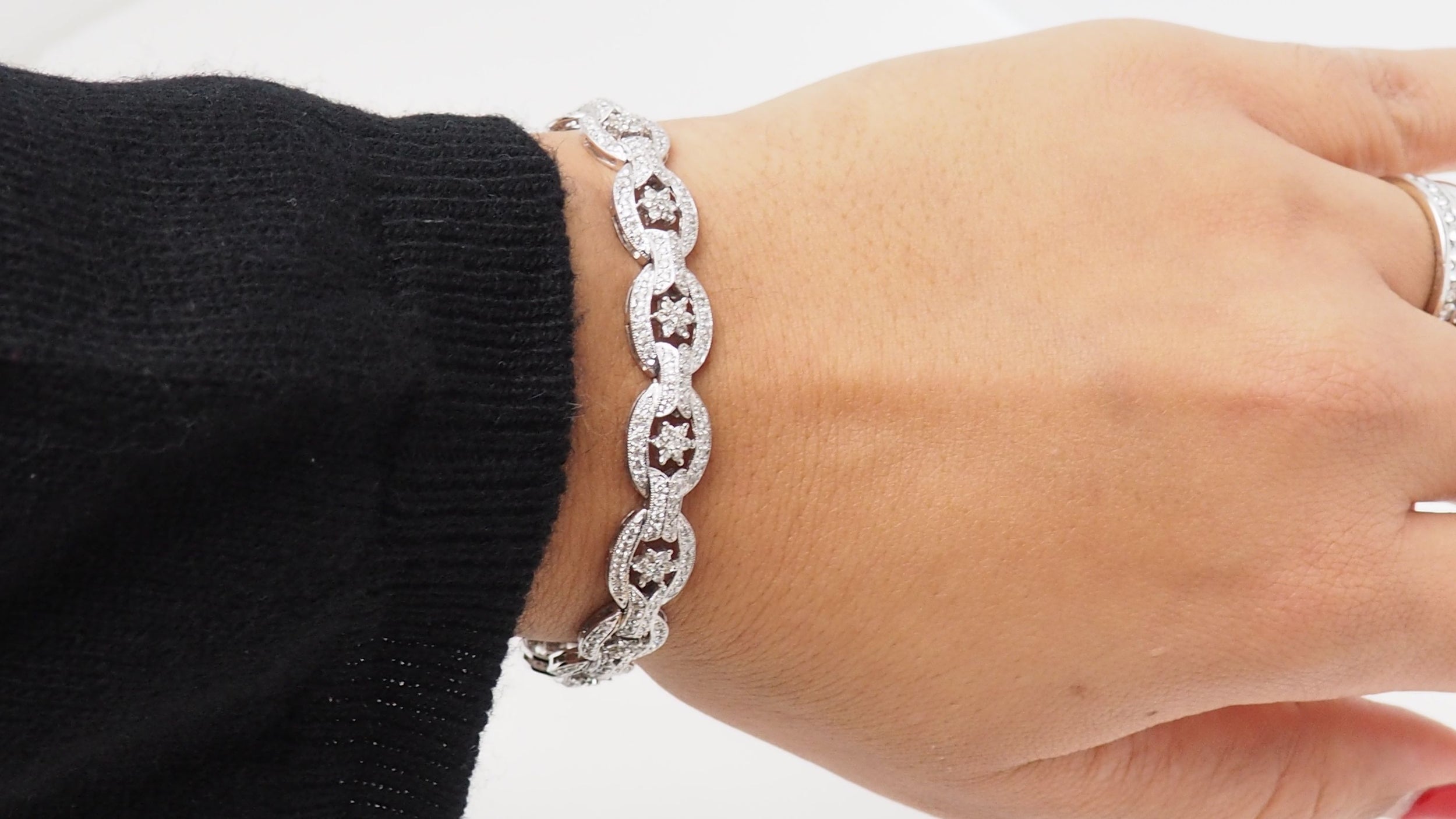 Openwork bracelet in white gold and diamonds 