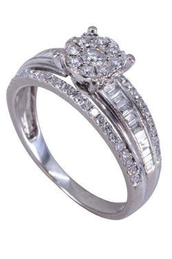 Bague style solitaire en or blanc et diamants