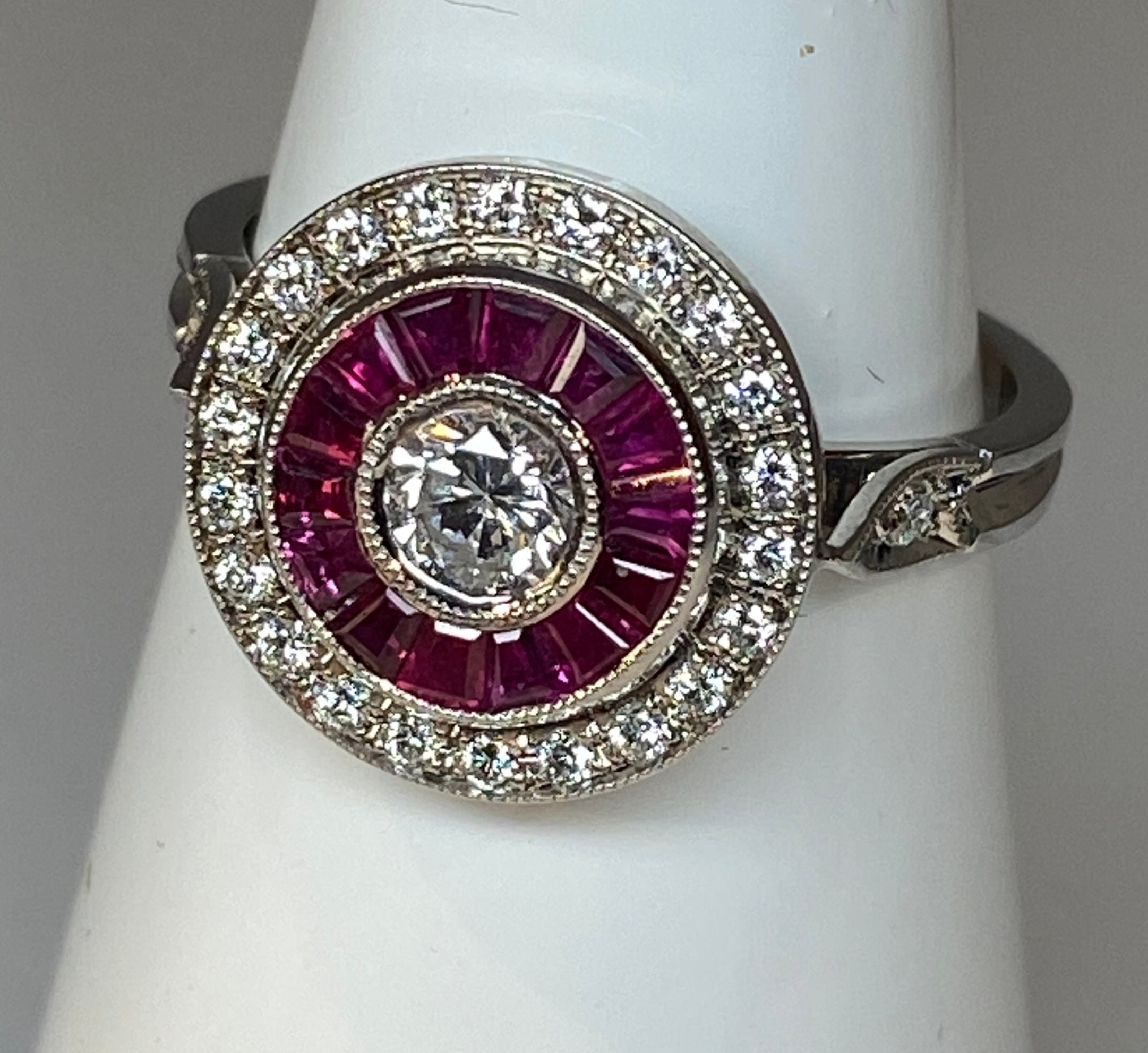 Bague en or 18 carats en diamants et rubis style Art Deco