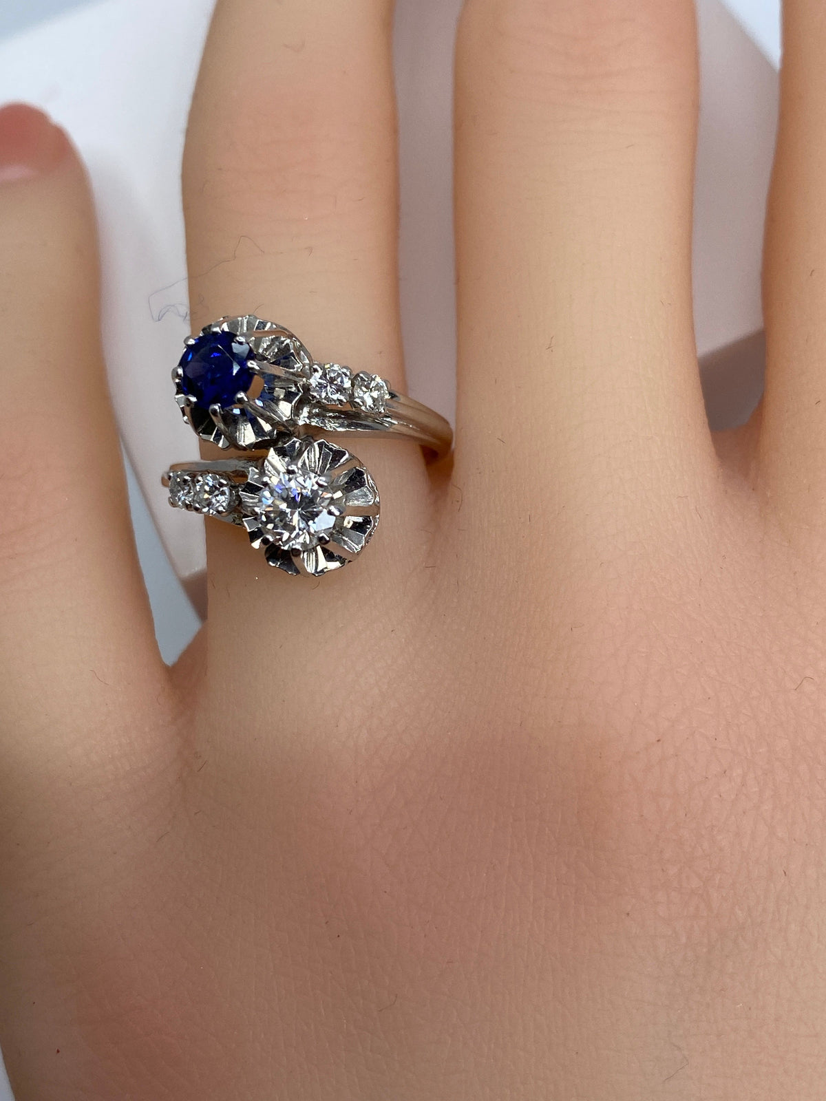 Ring in 18 carat gold, you and me in diamonds and Sapphire