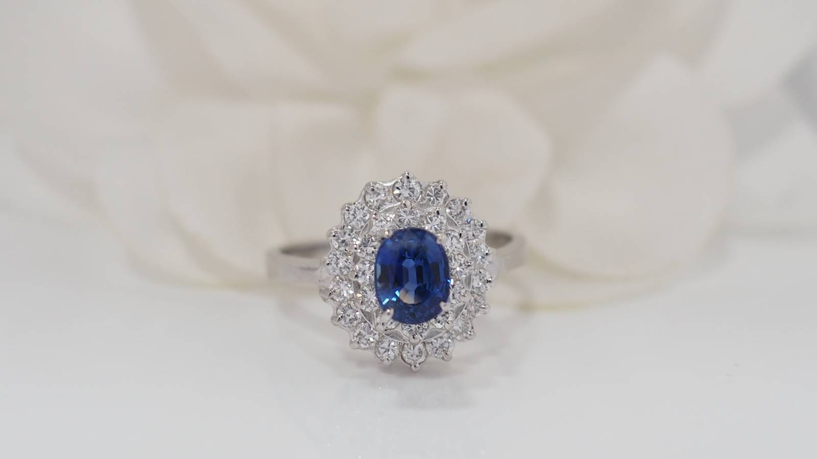 Bague en or blanc, saphir et diamants