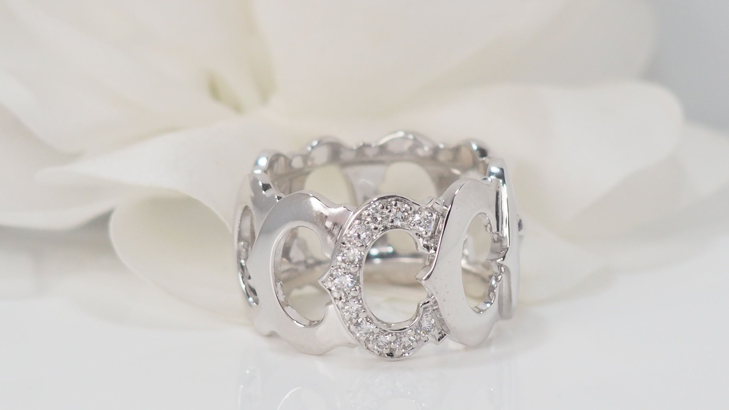 C Cartier collection ring in white gold and diamonds 