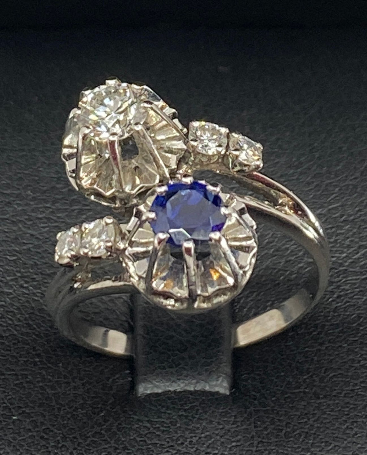 Ring in 18 carat gold, you and me in diamonds and Sapphire