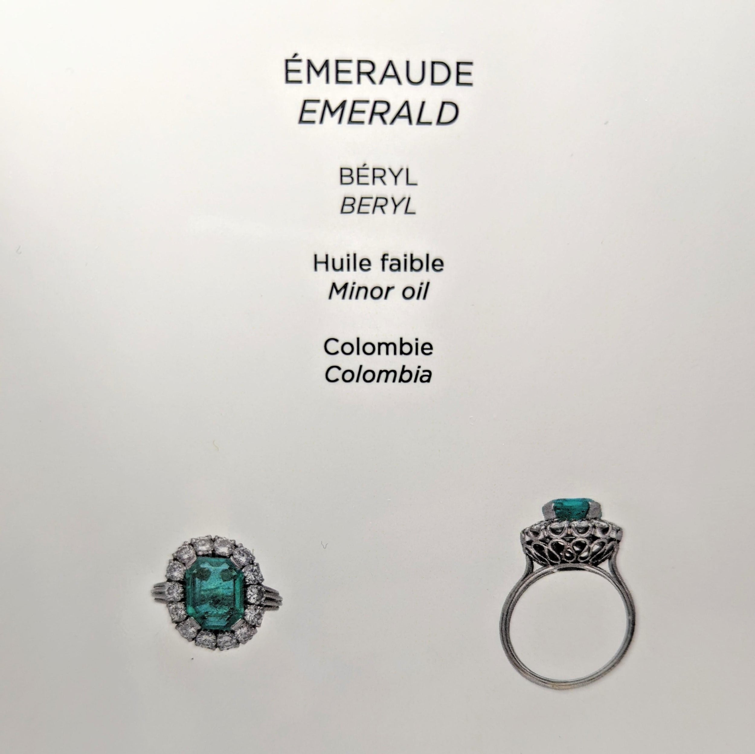 Pompadour ring in white gold, emerald and diamond