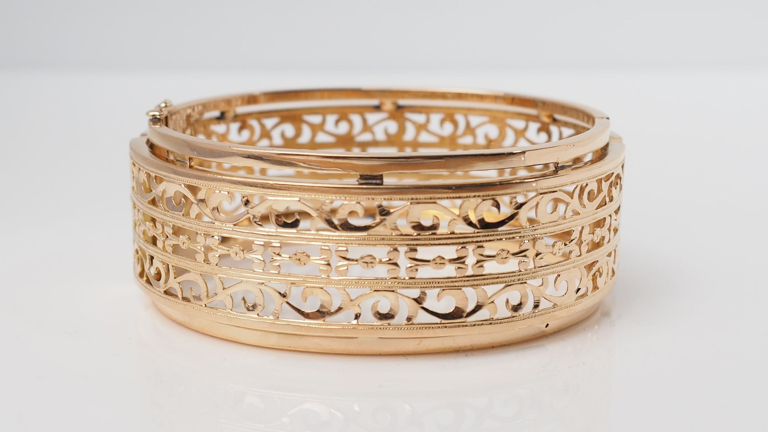 Slave openwork bracelet in yellow gold 