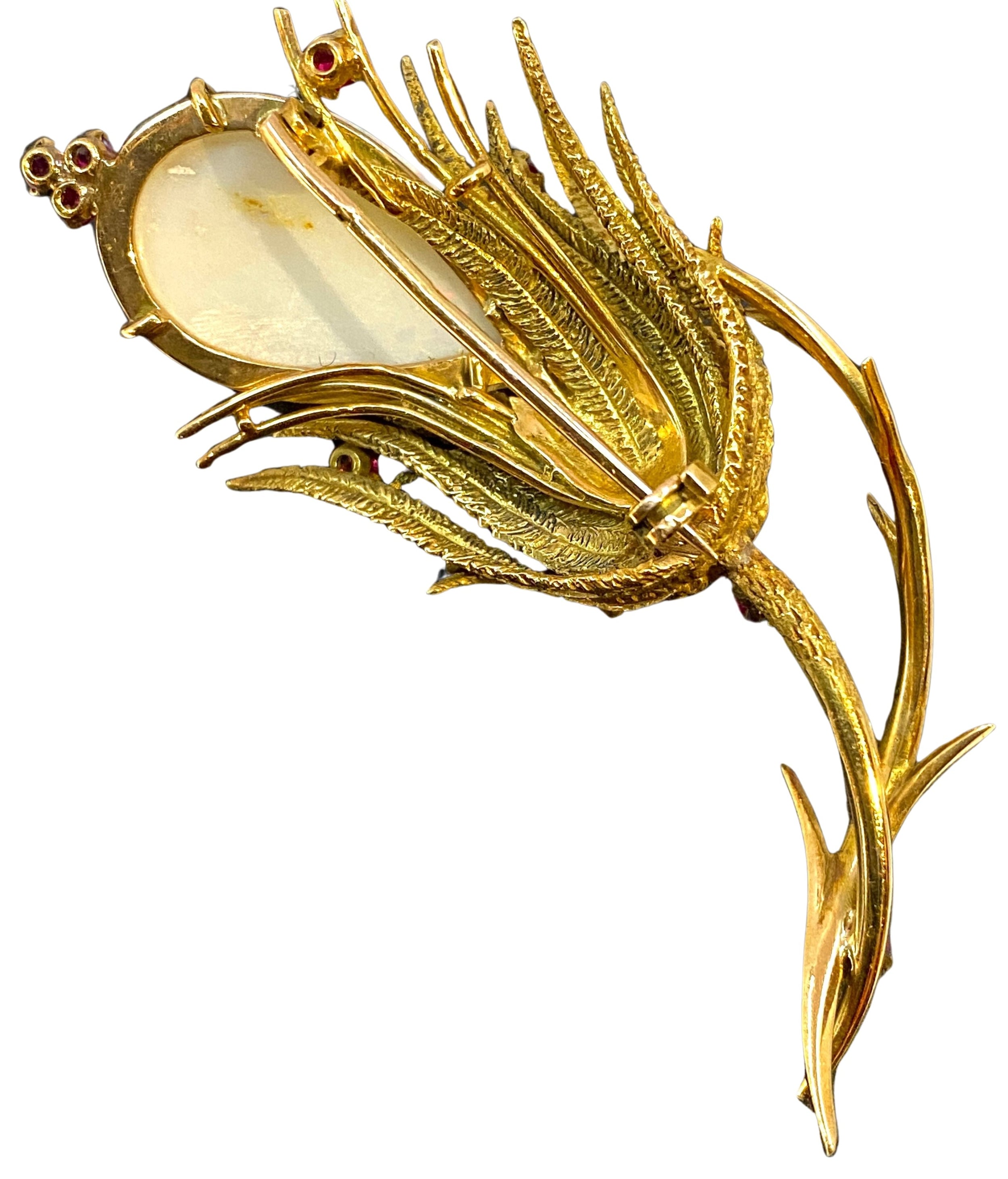 Broche en or 18 carats ornée d’une importante opale et de 13 rubis, vers 1960
