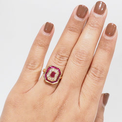 Bague octogonale en or jaune, rubis ovale et diamants