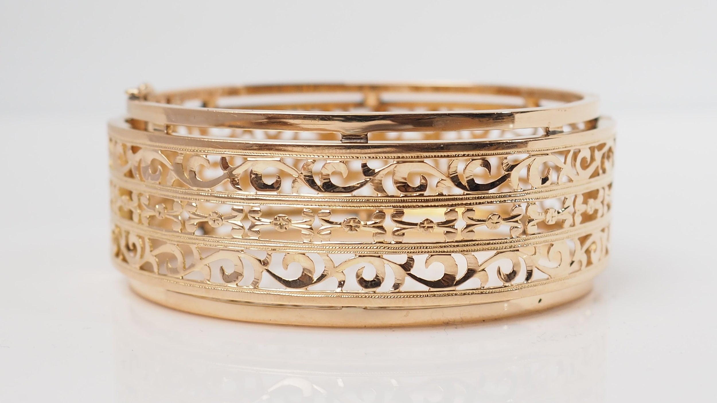 Slave openwork bracelet in yellow gold 