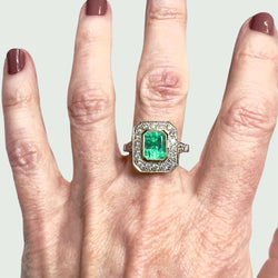 BAGUE RETRO STYLE PLATINE avec DIAMANTS et EMERALDE CENTRALE