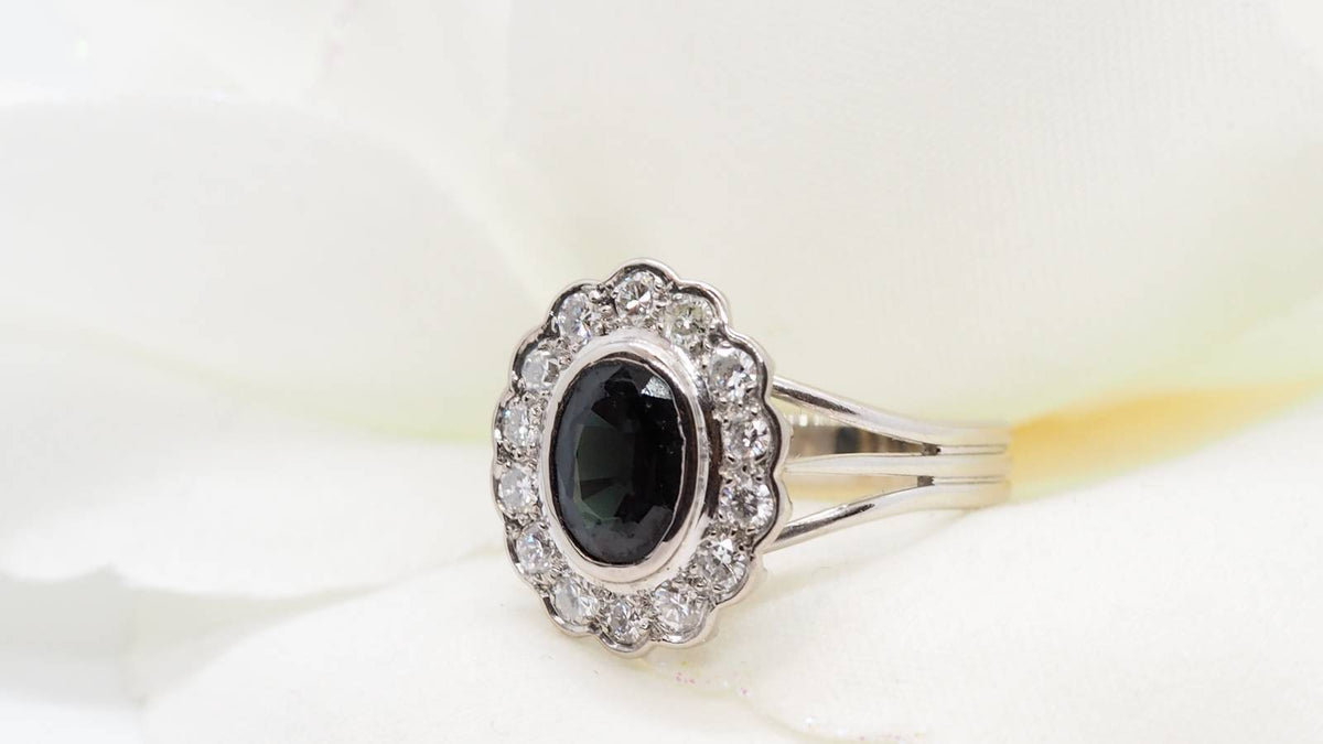 Daisy ring in white gold, sapphire and diamonds 