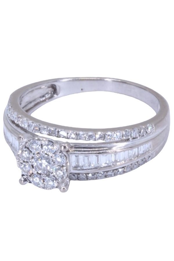 Bague style solitaire en or blanc et diamants