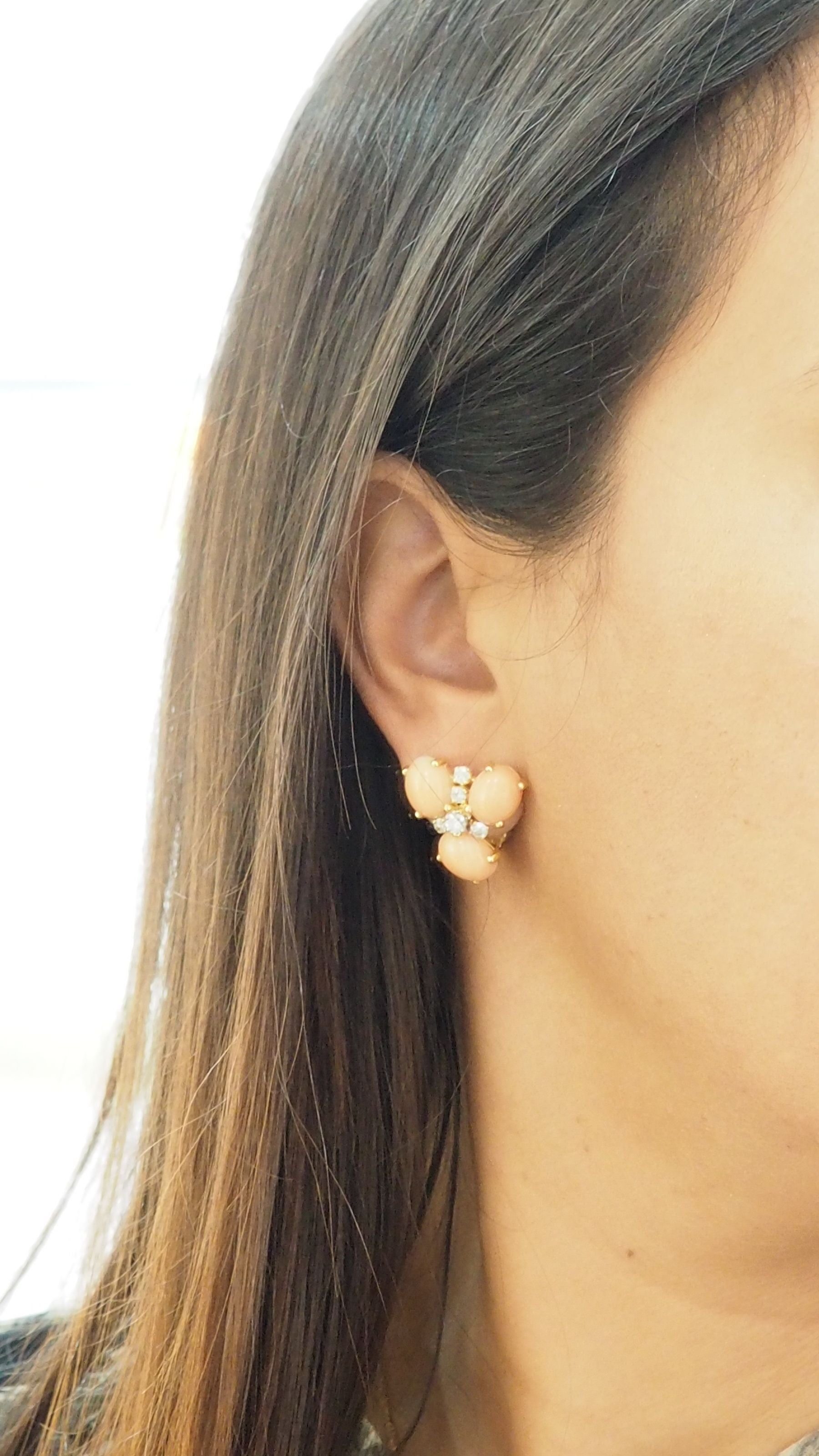 Boucles d'oreilles en or jaune, Cabochons de corail et diamants