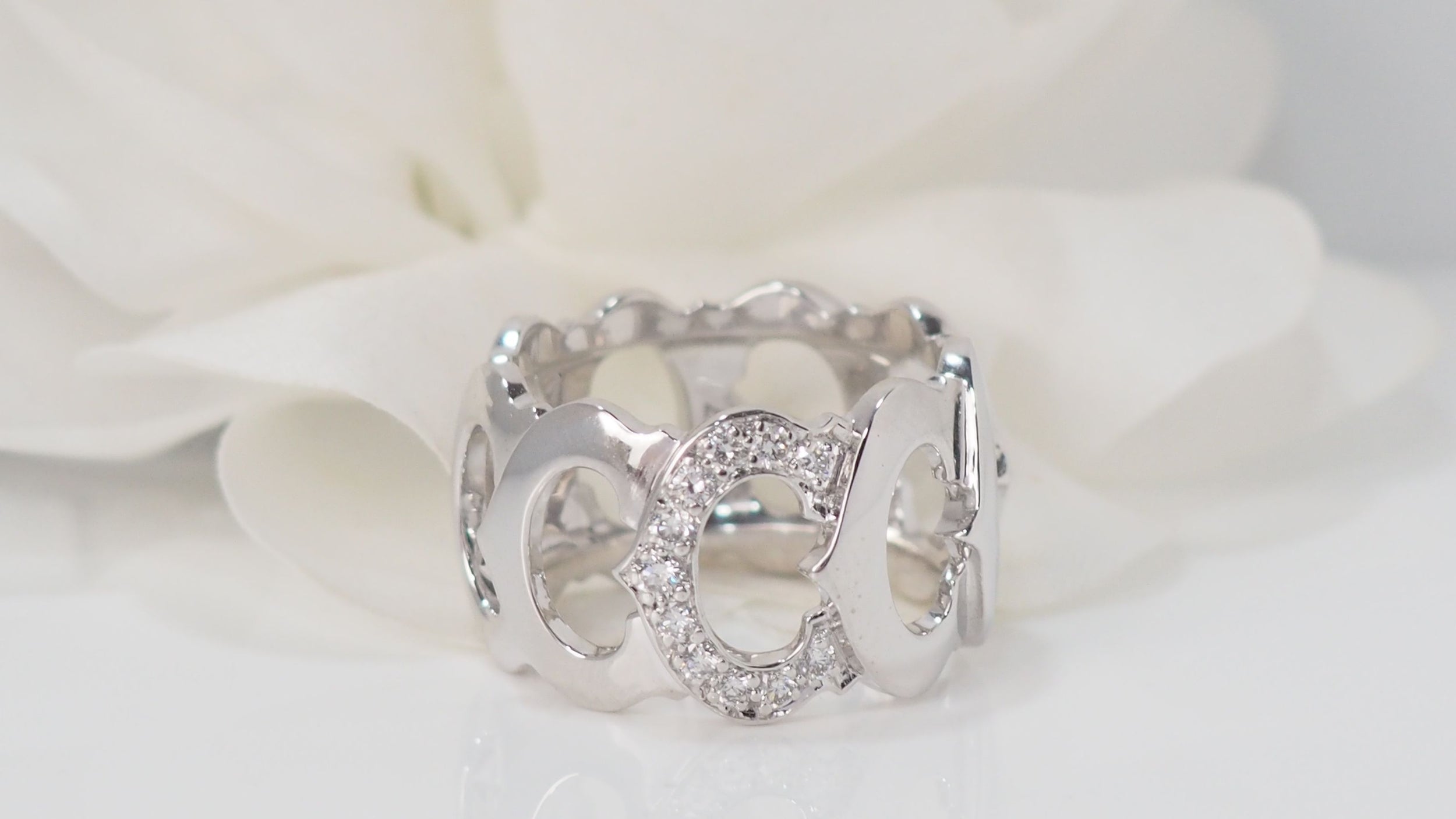 C Cartier collection ring in white gold and diamonds 