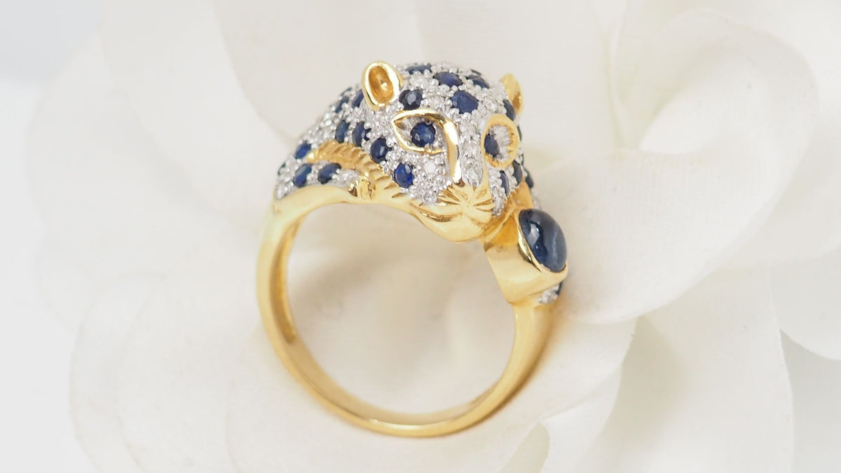 Panthère ring in yellow gold, sapphires and diamonds 