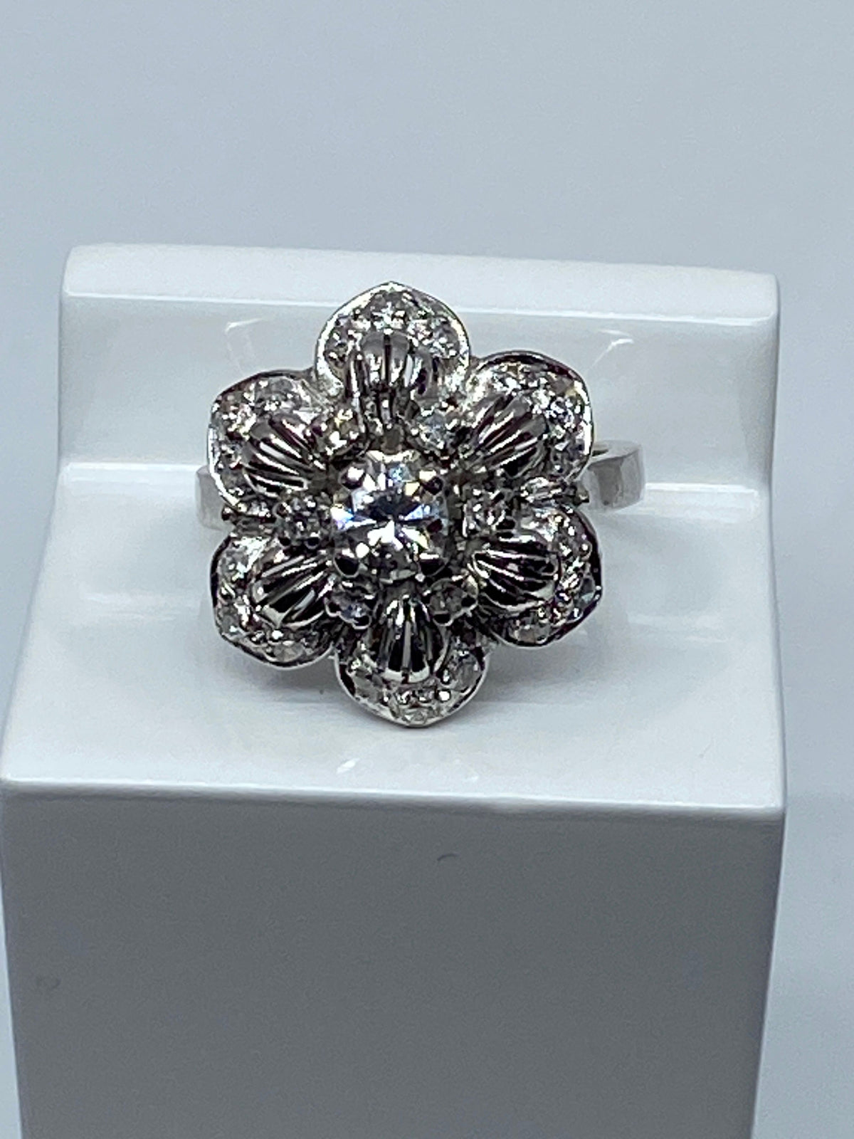 18-karat gold “Six-petal daisy” ring set with diamonds