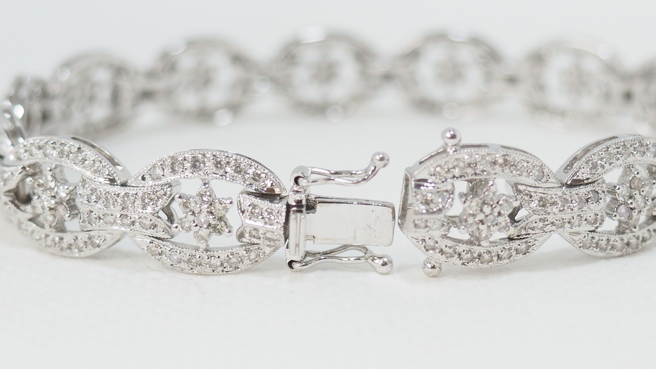 Bracelet ajouré en or blanc et diamants