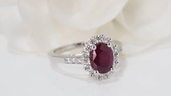 Bague entourage en or blanc, rubis et diamants