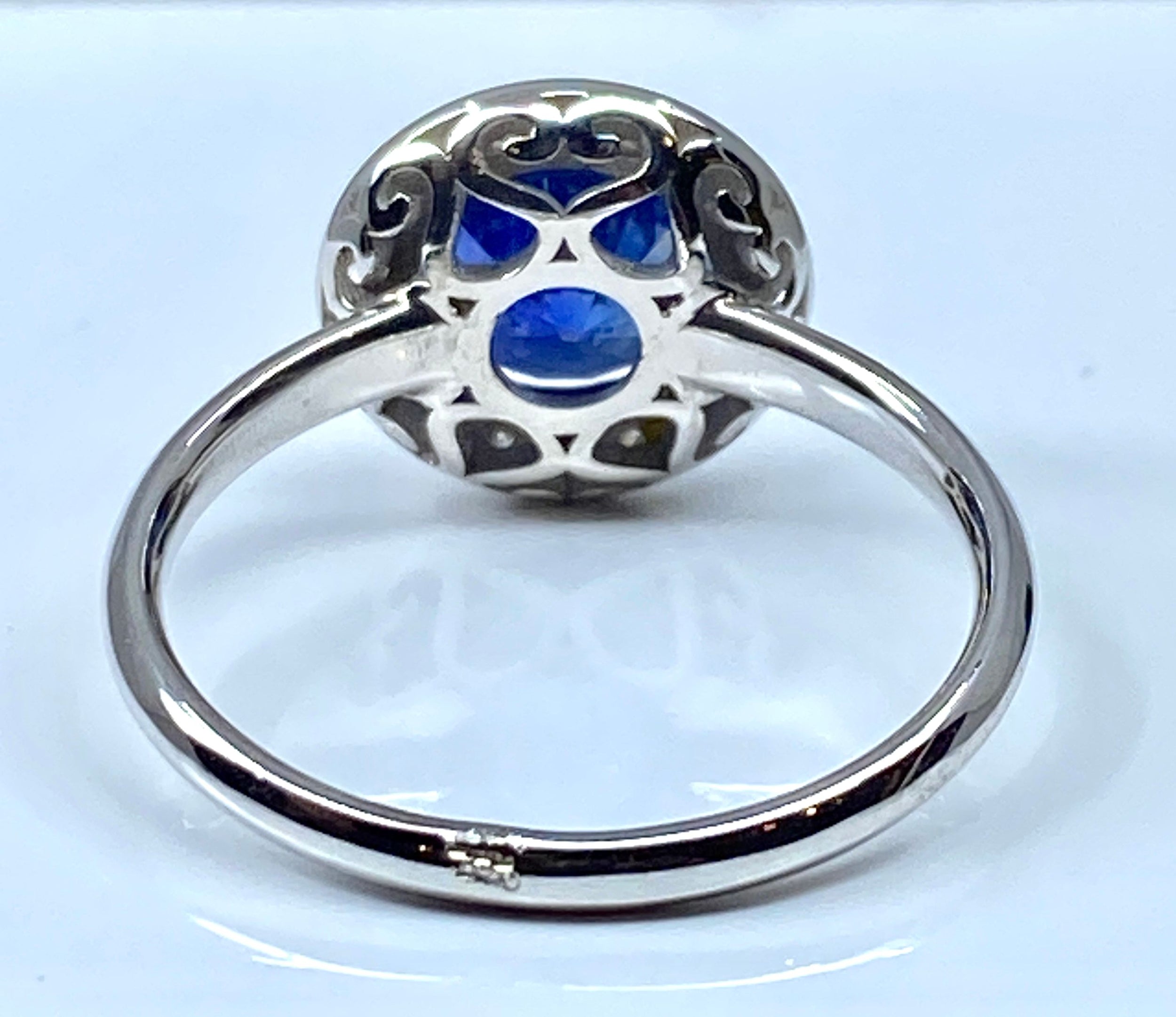 Bague de fiançailles en or blanc 18 carats en saphir et diamants