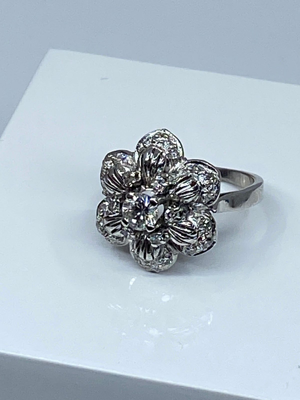 18-karat gold “Six-petal daisy” ring set with diamonds