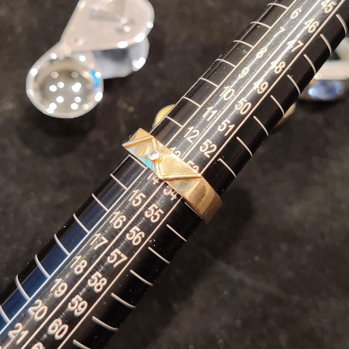 Geometric ring in yellow gold with diamonds