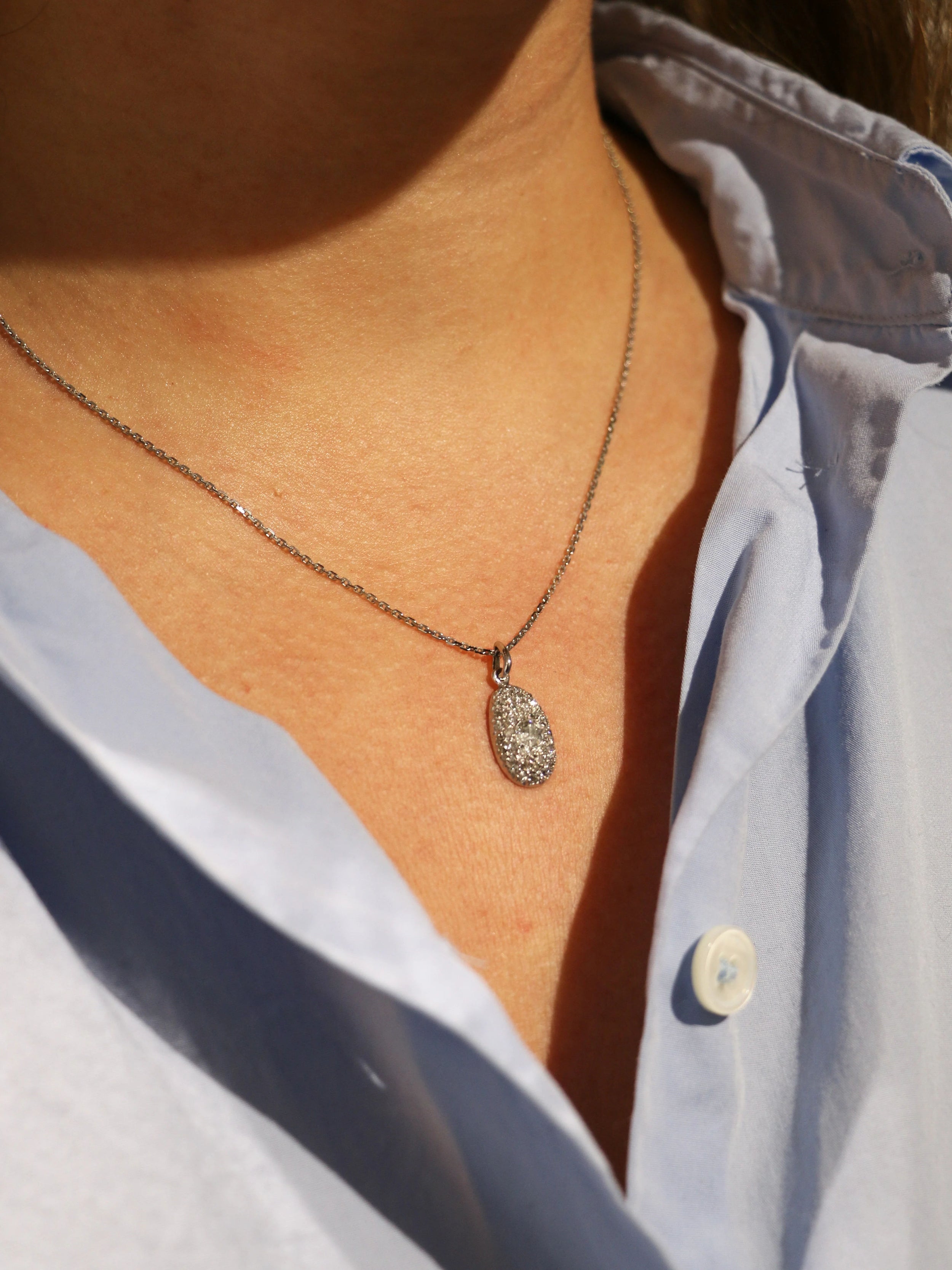 Pendentif ancien ovoide en or blanc et diamants taille ancienne