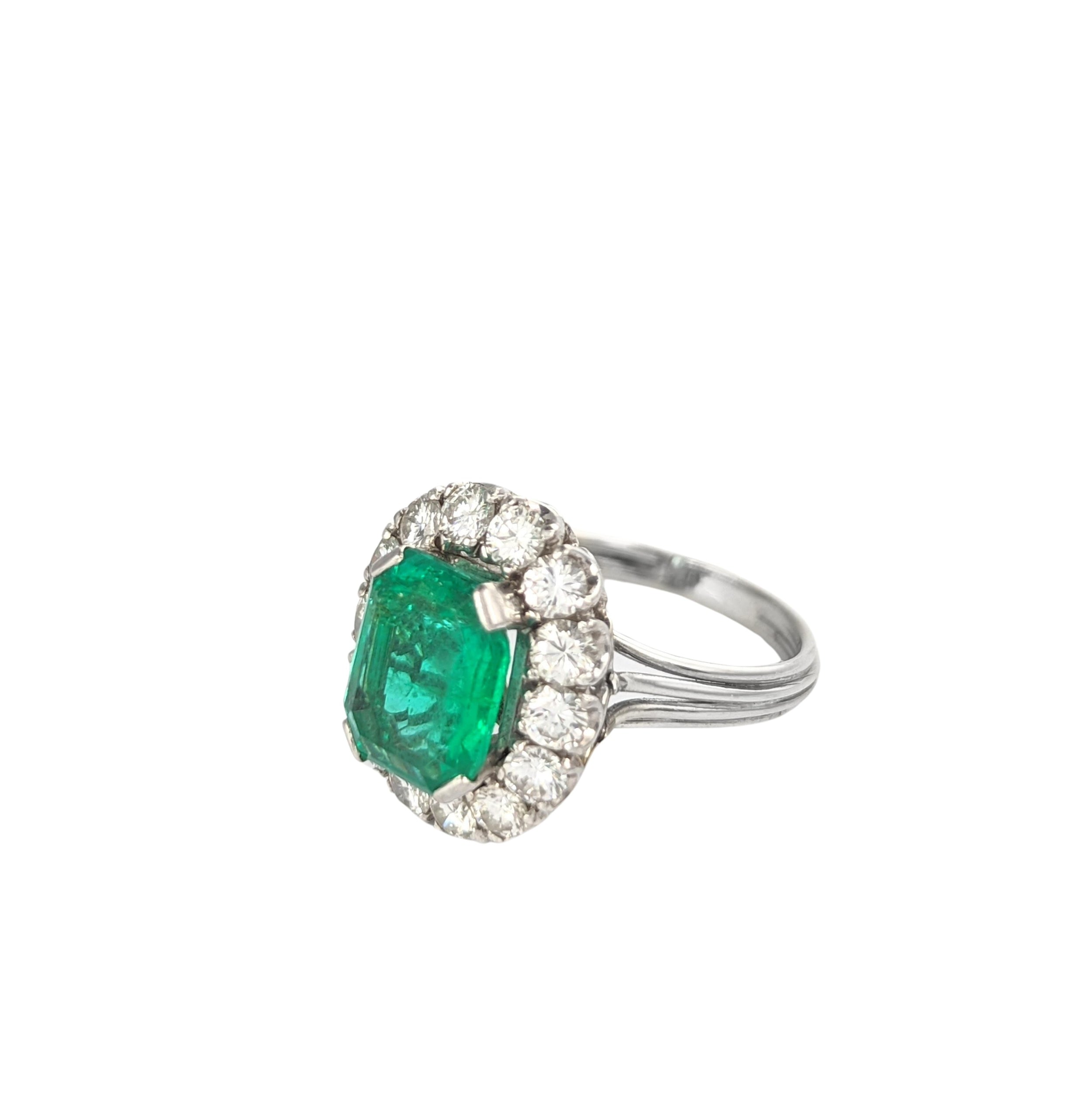 Pompadour ring in white gold, emerald and diamond