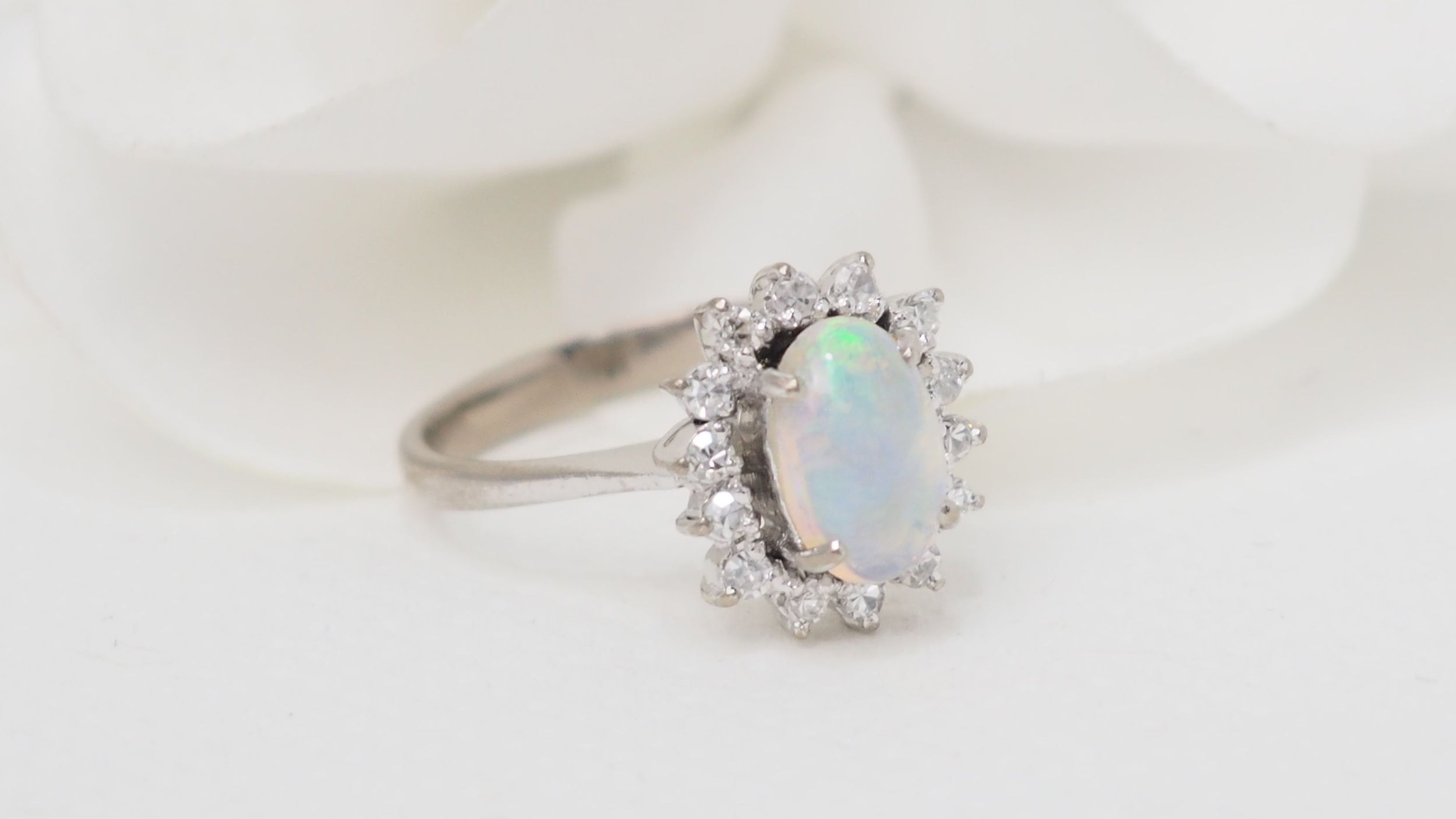 Bague marguerite en or blanc, opale et diamants