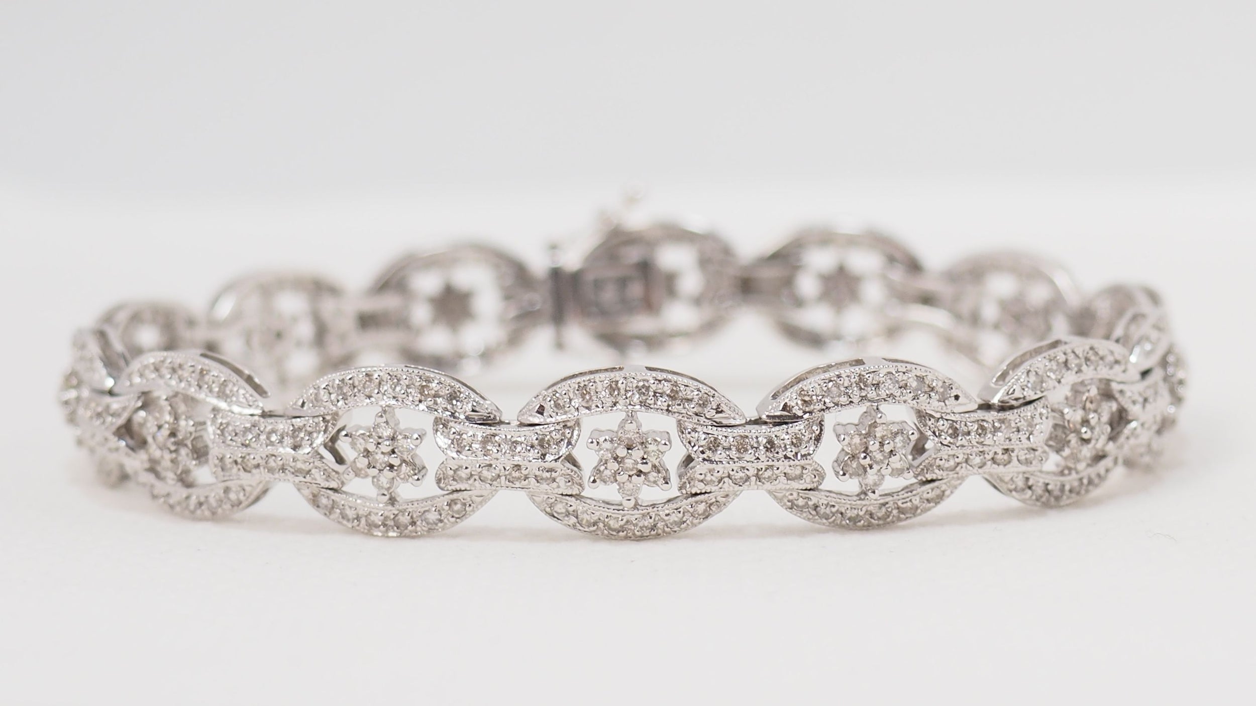 Bracelet ajouré en or blanc et diamants