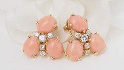 Boucles d'oreilles en or jaune, Cabochons de corail et diamants