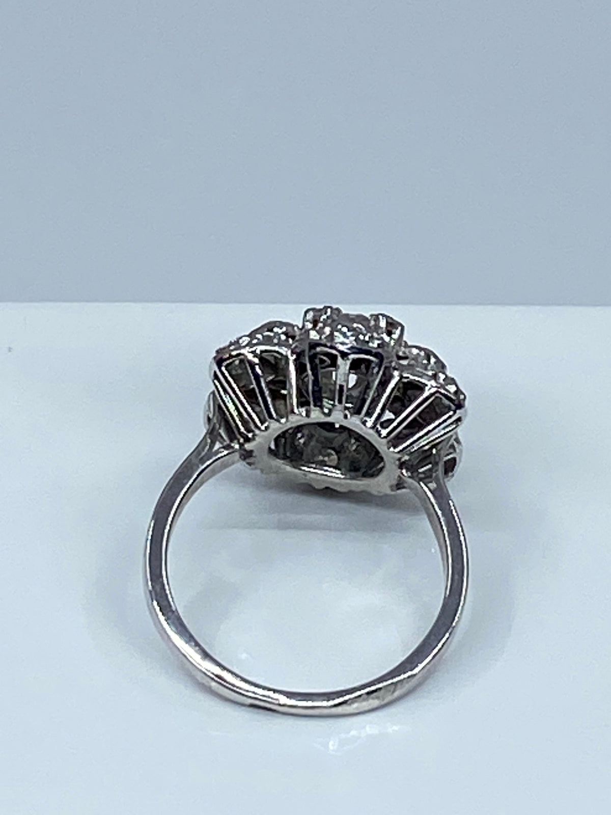 18-karat gold “Six-petal daisy” ring set with diamonds