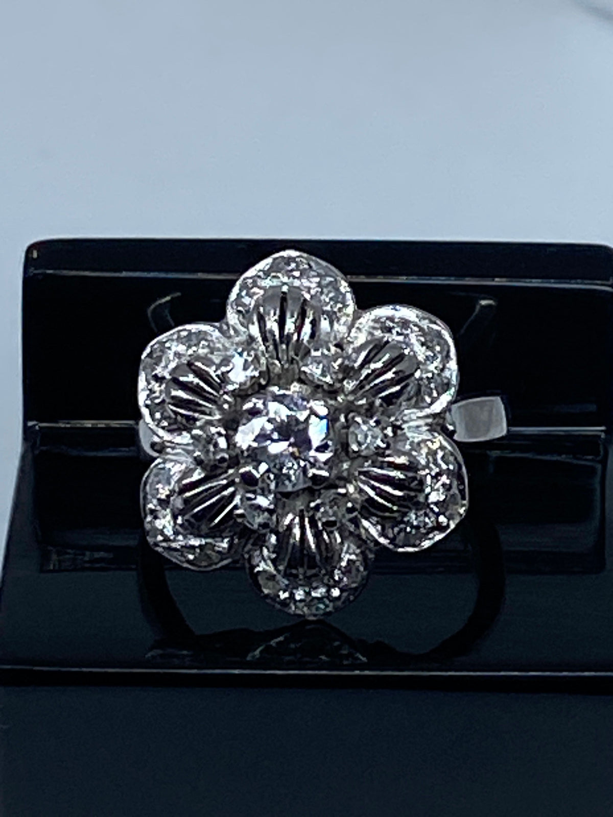 18-karat gold “Six-petal daisy” ring set with diamonds