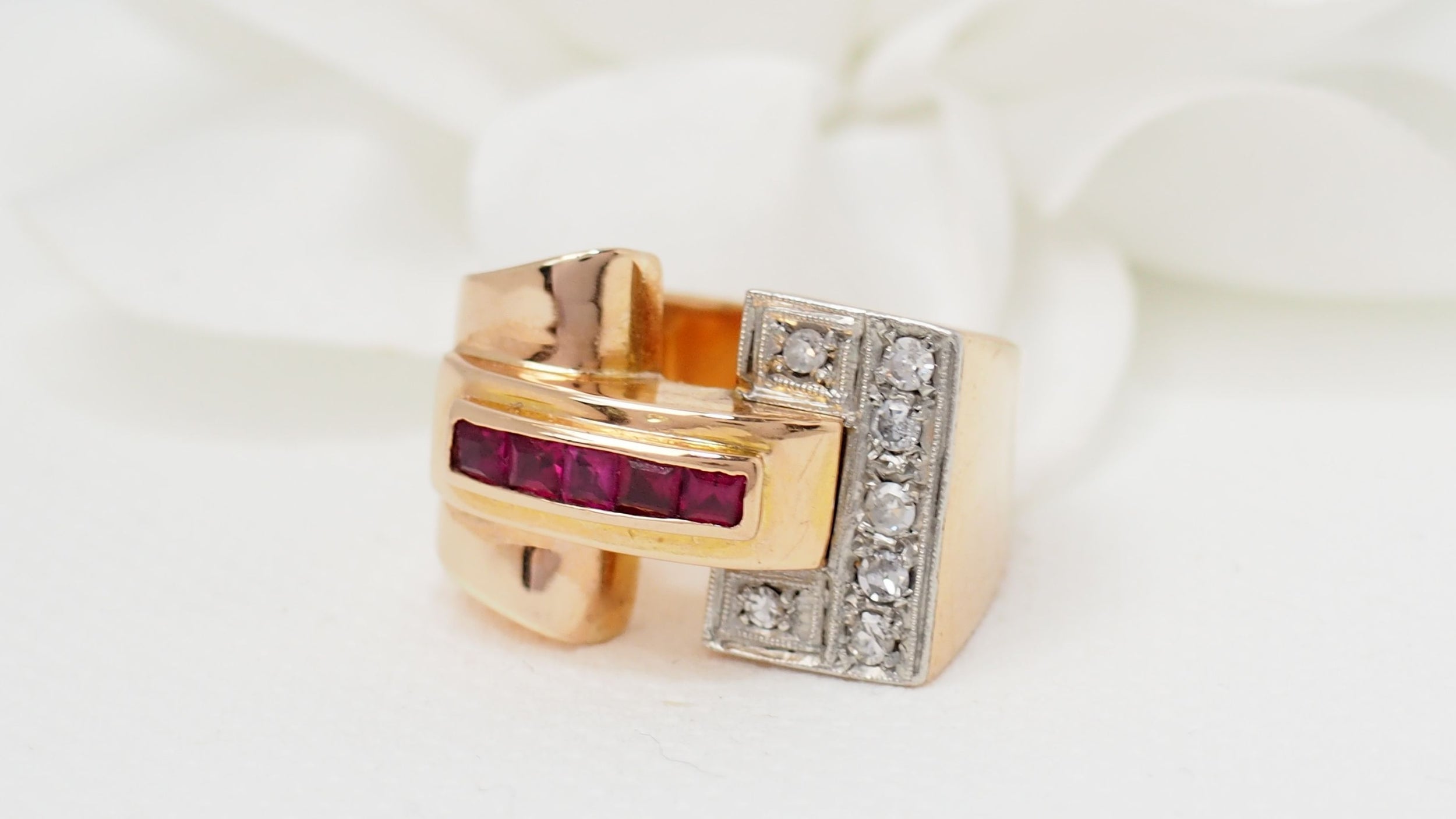 Bague Tank en or jaune, diamants et rubis