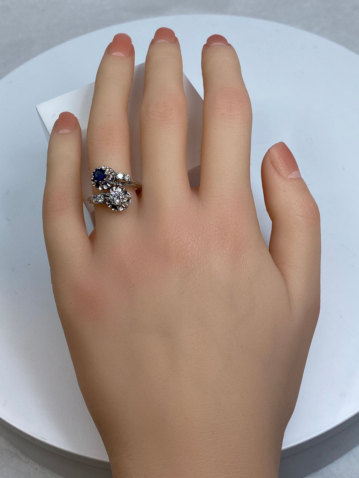 Ring in 18 carat gold, you and me in diamonds and Sapphire