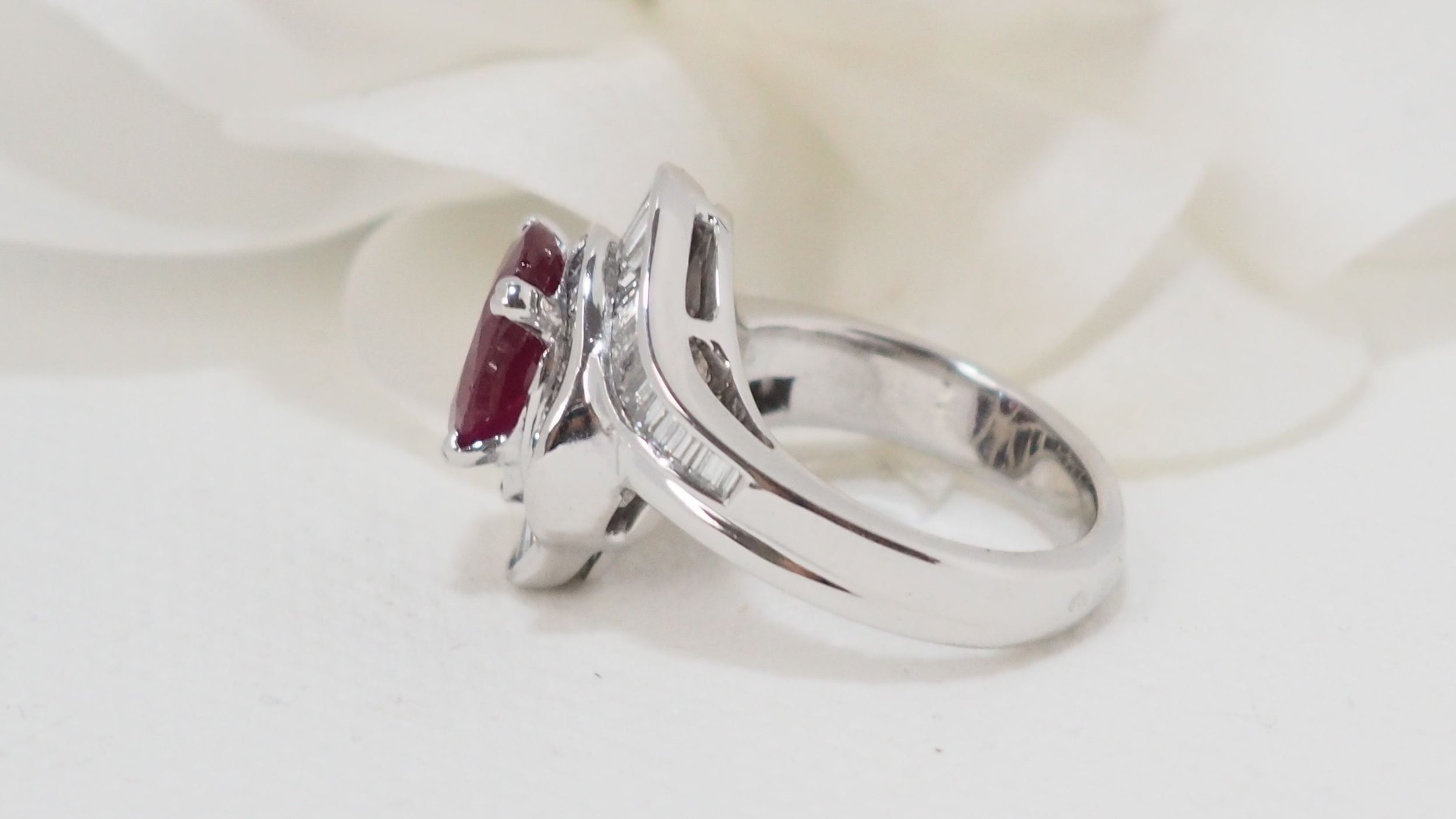 Skirt ring in white gold, rubies and diamonds 