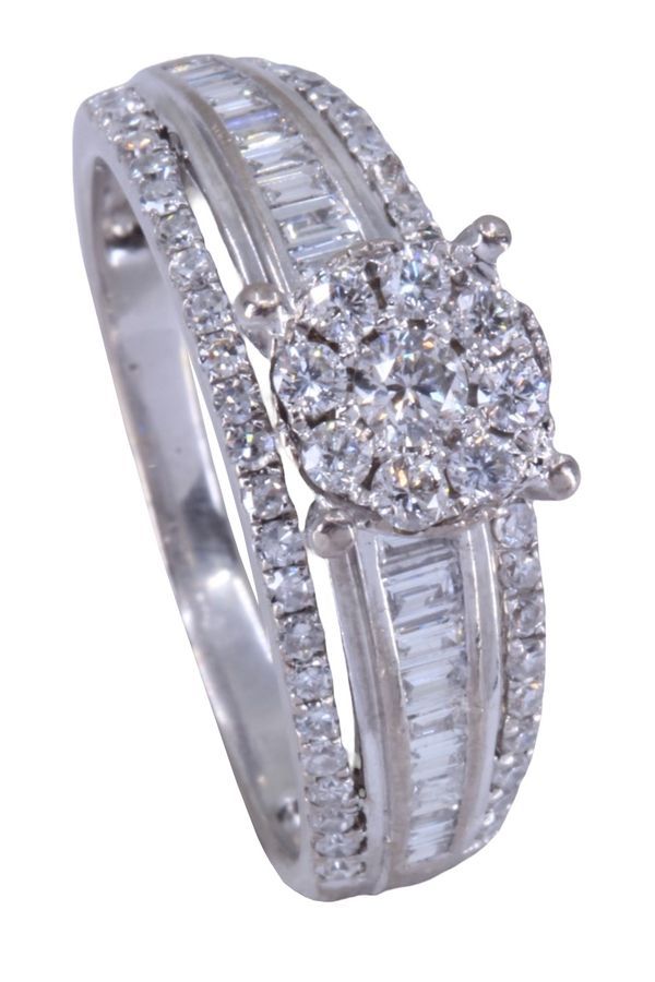 Solitaire style ring in white gold and diamonds