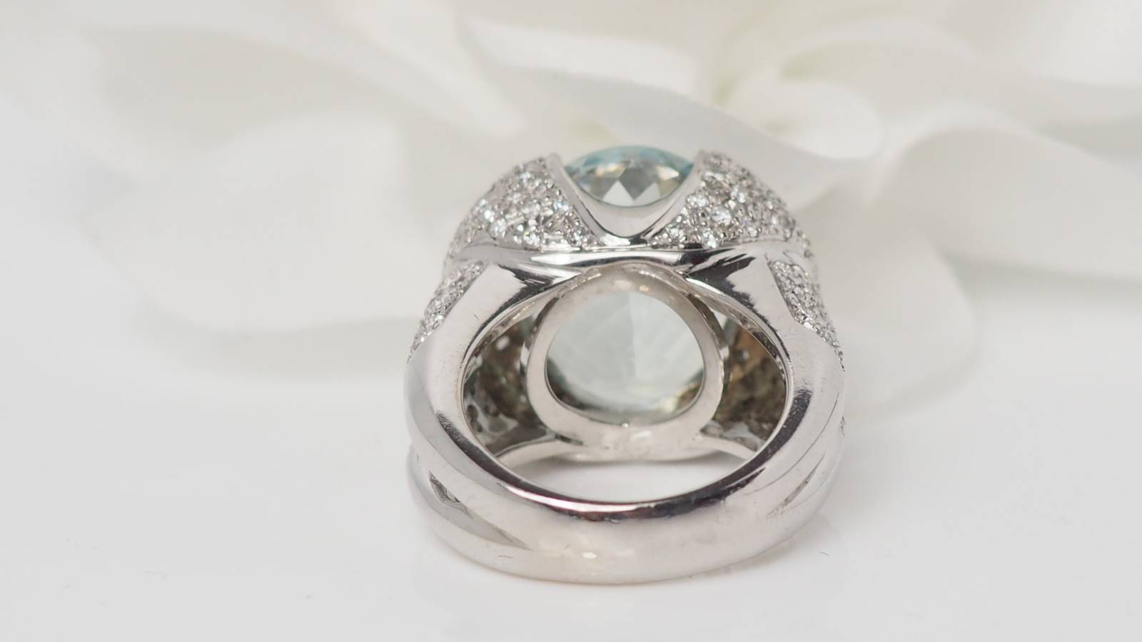 White gold, aquamarine and diamond ring 