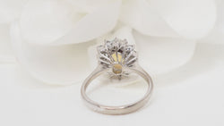 Bague marguerite en or blanc, opale et diamants