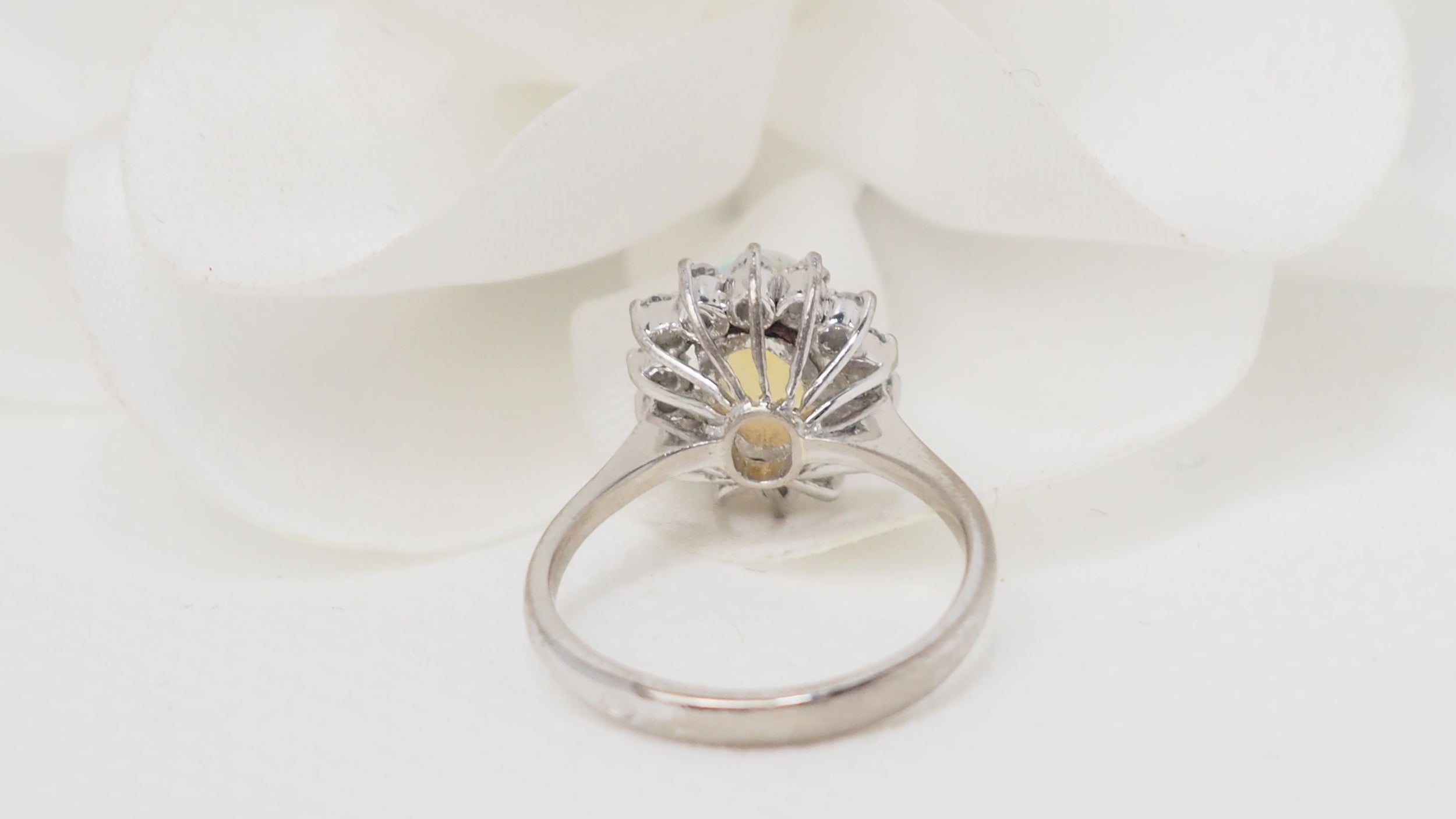 Bague marguerite en or blanc, opale et diamants
