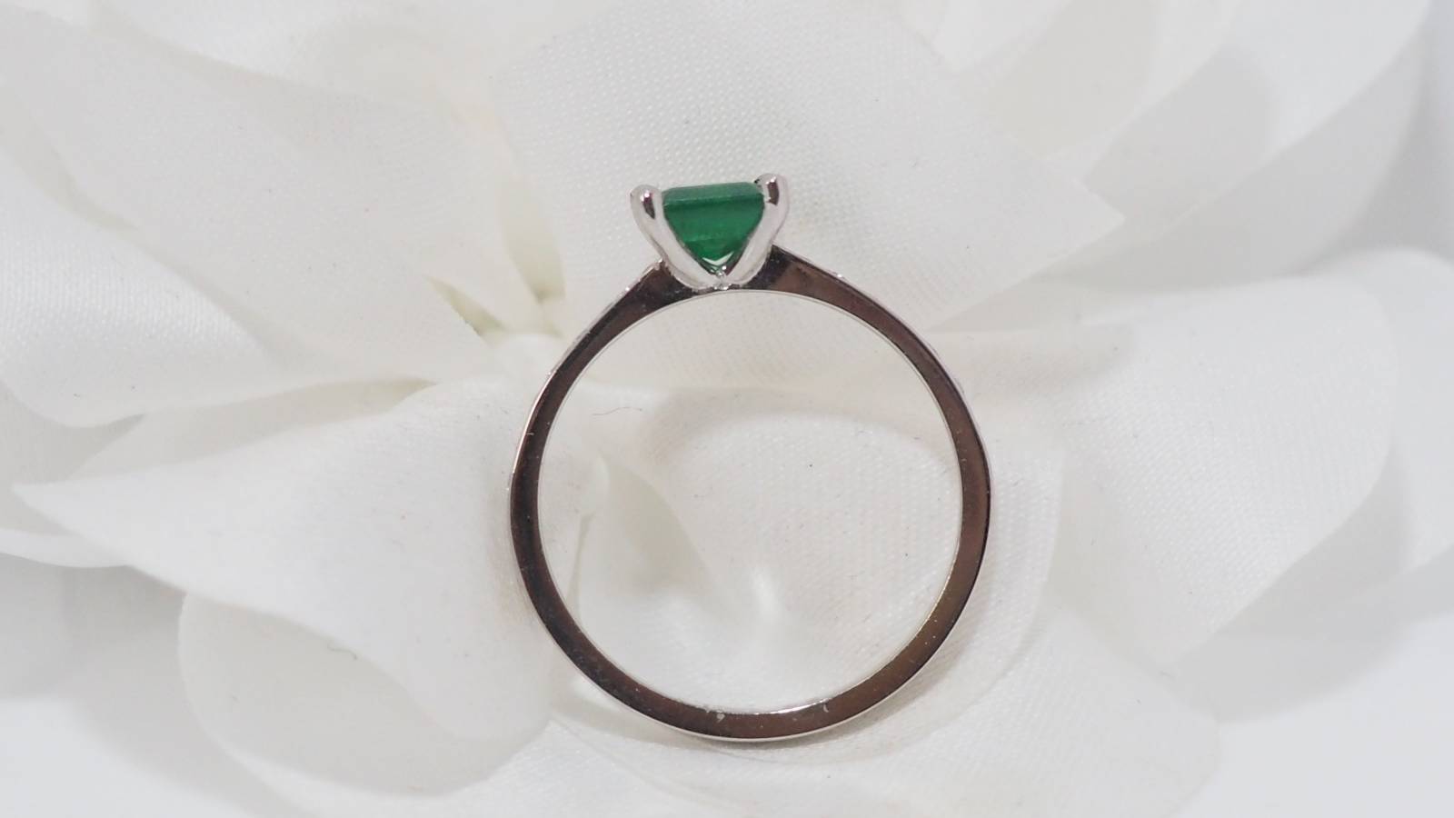 Bague en or blanc, émeraude et diamants