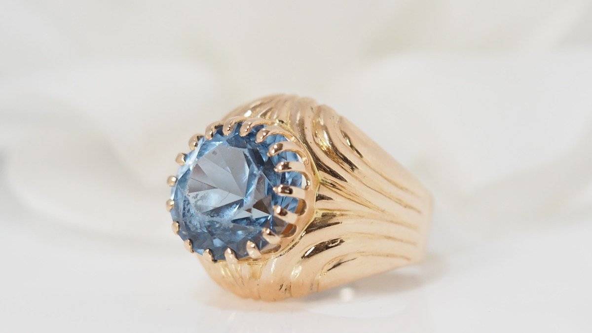 Yellow gold and blue topaz ring 