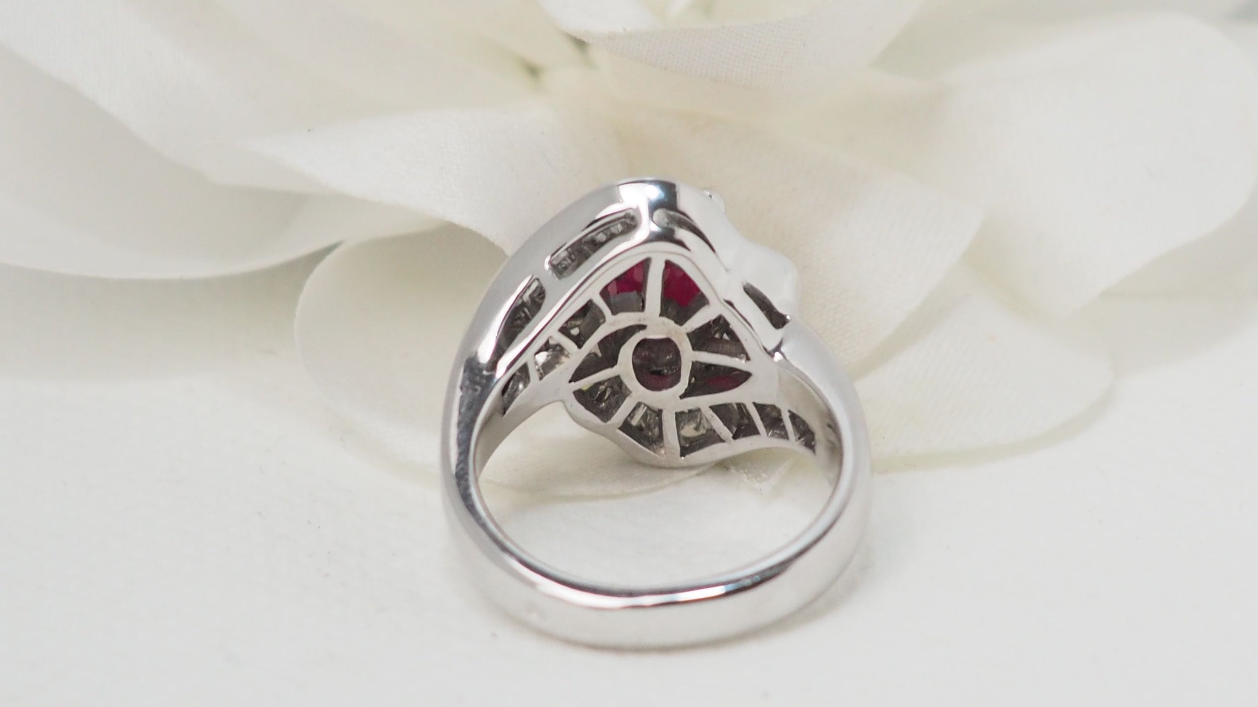 Skirt ring in white gold, rubies and diamonds 
