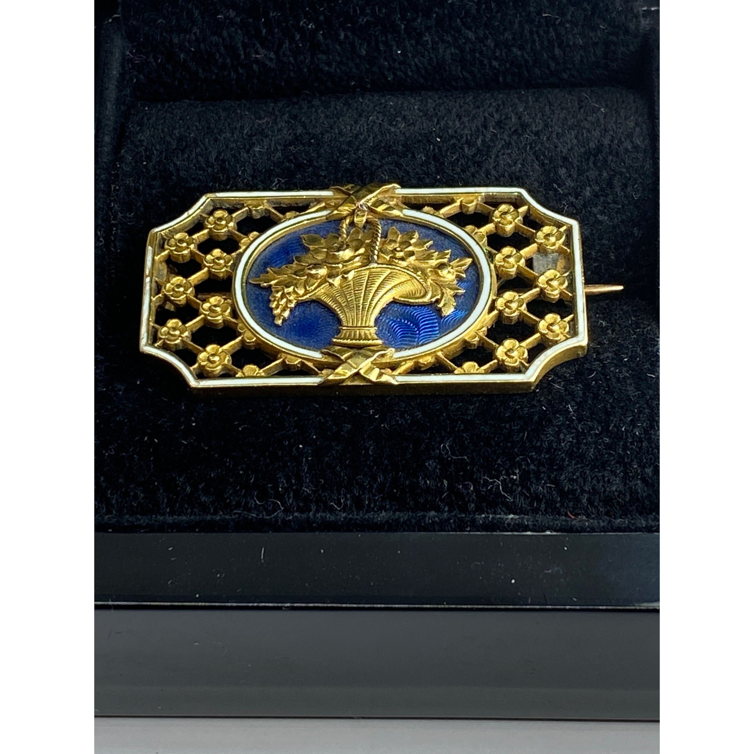 Broche en or 18 carats : panier fleuri , émail bleu et blanc.Napoléon III.